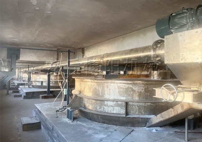 工業(yè)鹽管鏈輸送機使用現(xiàn)場、山東管鏈式粉體輸送機優(yōu)勢