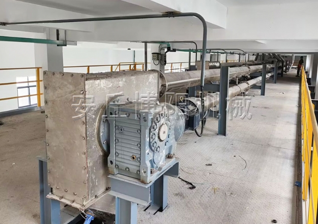 工業(yè)鹽管鏈輸送機(jī)安裝現(xiàn)場    山東管鏈?zhǔn)捷斔驮O(shè)備定制廠家